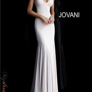 Brand new, gorgeous wedding/formal dress —- never hemmed so tailor to your size